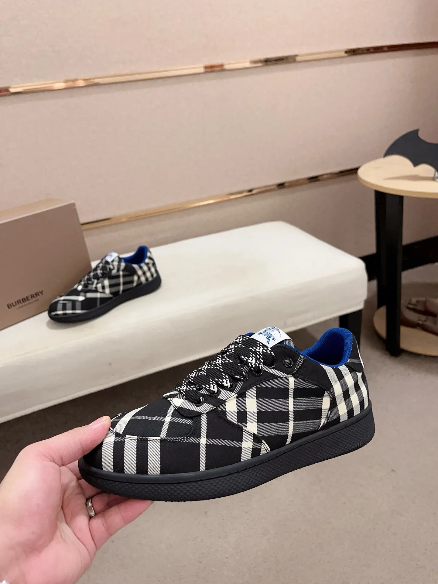 Men's shoes 💰: 560💰🇮🇹🇮🇹The counters are synchronized with Burberry's top purchasing agents🔍🔍Synchronized sales. Positive code number: 38-44. Italian imported cowhide, fully imported sheepskin lining, sole: original sole provided by the original factory, exclusive movable molded sole, super comfortable, original factory follow-up order, 🔍🔍high quality, you can enter and leave the counter at will, welcome to compare (45 yuan for customization, no return or exchange)